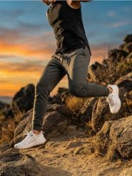 Spodnie tapered fit - zielony. Zielone spodnie materiałowe męskie Sinsay, bez wzorów. Za 59.99 zł.