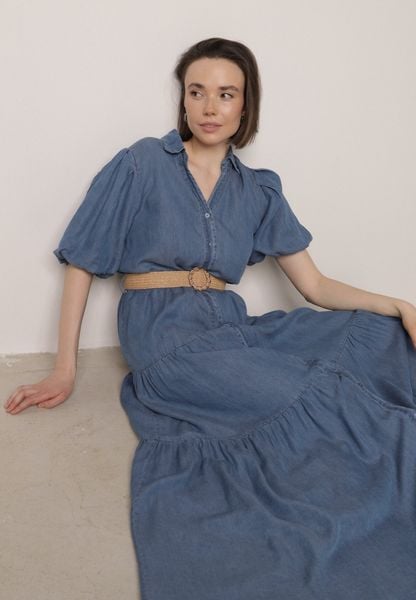 Jasnoniebieska Sukienka Koszulowa z Wiskozą Bufiastymi Rękawami i Plecionym Paskiem Eriflara. Niebieskie sukienki damskie Born2be, m, w ażurowe wzory, z jeansu, eleganckie, bez kołnierzyka, bez ramiączek, maxi, koszulowe. Za 169.99 zł.