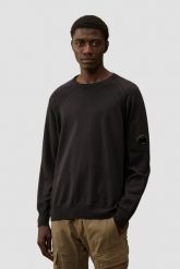 C.P. COMPANY Czarny męski sweter Crew Neck. Czarne swetry męskie C.P. Company, l, bez wzorów, z materiału, bez kołnierzyka. W wyprzedaży za 799.99 zł.
