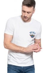 T-SHIRT MĘSKI WRANGLER SS GLOBE TEE OFF WHITE W7C8FK737 112131742. Białe t-shirty męskie Wrangler, m, bez wzorów, bez kołnierzyka. Za 69.99 zł.