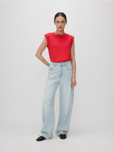 T-shirt z poduszkami na ramionach - czerwony. Czerwone t-shirty damskie Reserved, l, bez wzorów, z bawełny, bez kołnierzyka. W wyprzedaży za 39.99 zł.