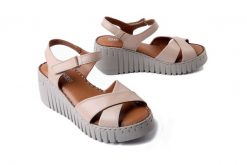 ARTIKER RELAKS 56C0962 beżowy, sandały damskie. Brązowe sandały damskie Artiker Relaks, bez wzorów, bez obcasa, na koturnie. Za 174.93 zł.