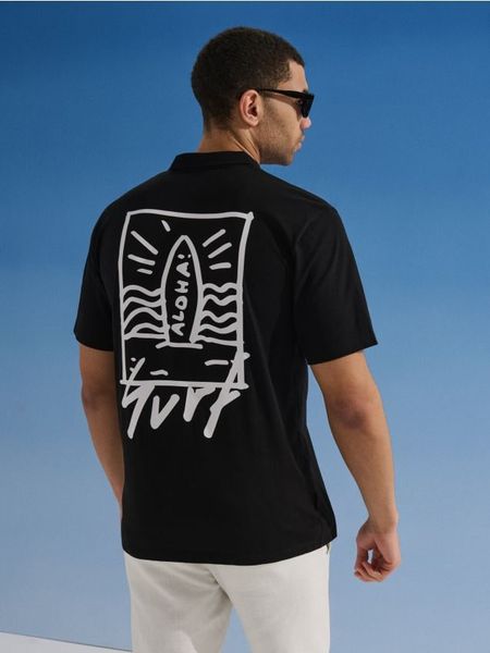 Bawełniana koszulka polo z nadrukiem wakacyjnym - czarny. Czarne koszulki polo męskie Sinsay, l, bez wzorów, z bawełny, bez ramiączek. Za 25.99 zł.