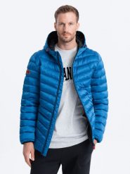 Sportowa pikowana kurtka męska o satynowym wykończeniu – niebieska V6. Niebieskie kurtki treningowe męskie Ombre Clothing, m, z aplikacjami, z materiału. W wyprzedaży za 139.99 zł.