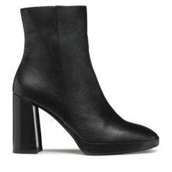 Botki Geox. Czarne botki damskie Geox, bez obcasa, na słupku, bez zapięcia. Za 539.99 zł.