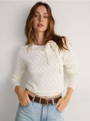 Ażurowy sweter z wiązaniem - złamana biel. Swetry klasyczne damskie Reserved, l, z dzianiny, bez kołnierzyka. W wyprzedaży za 79.99 zł.