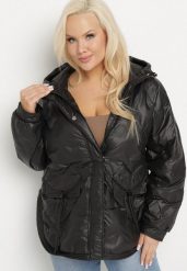 Czarna Kurtka Pikowana z Kapturem i Kieszeniami o Pudełkowym Kroju Eravinna. Czarne kurtki damskie Born2be, plus size, bez wzorów, z kapturem. Za 229.99 zł.