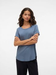 Vero Moda Koszulka w kolorze niebieskim rozmiar: M. Niebieskie bluzki damskie Vero Moda, m, bez wzorów, z wiskozy, klasyczne, bez kołnierzyka, bez ramiączek. Za 74.46 zł.
