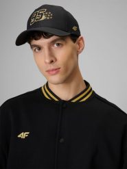 4F Czapka z daszkiem snapback uniseks 4F x Bartosz Zmarzlik - czarna S/M. Czarne czapki z daszkiem damskie 4f, bez wzorów, z bawełny. Za 119.99 zł.