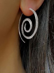 Les Favorites Srebrne kolczyki z cyrkoniami rozmiar: onesize. Szare kolczyki damskie Les Favorites, z cyrkonią, srebrne, z zapięciem typu bigiel. Za 165.99 zł.