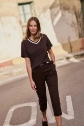 Spodnie rybaczki brązowe. Brązowe spodnie materiałowe damskie MOODO, bez wzorów, z bawełny. Za 139.99 zł.