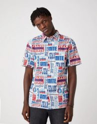 KOSZULA MĘSKA WRANGLER SS RELAXED SHIRT TEXT MANIA W5J47S18E 112130181. Koszule męskie Wrangler, m, bez wzorów, bez kołnierzyka, bez ramiączek. Za 129.99 zł.