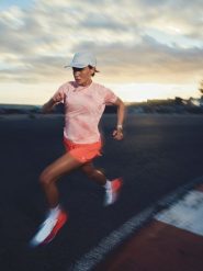 4F Koszulka do biegania szybkoschnąca damska - różowa L. Czerwone bluzki damskie 4f, l, bez wzorów, z dzianiny, bez kołnierzyka, bez ramiączek. Za 129.99 zł.