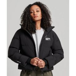 Damska prosta kurtka z kapturem Superdry. Czarne kurtki damskie Superdry., bez wzorów, z puchu, z kapturem. W wyprzedaży za 539.75 zł.