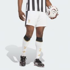 Spodenki podstawowe Juventus 26/27. Białe szorty męskie Adidas, bez wzorów, z materiału, klasyczne. Za 199.00 zł.