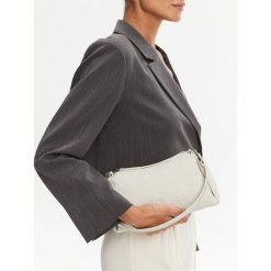 Torebka Calvin Klein Jeans. Białe torebki klasyczne damskie Calvin Klein Jeans, bez wzorów, z jeansu, bez dodatków. Za 236.99 zł.