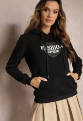 Czarna Bluza Kangurka Ocieplona Polarem z Ozdobnym Nadrukiem Elili. Czarne bluzy bez kaptura damskie Renee, l, z jeansu. Za 79.99 zł.