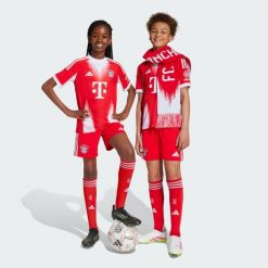 Spodenki domowe FC Bayern 25/26. Czerwone szorty męskie Adidas, bez wzorów, sportowe. Za 179.00 zł.