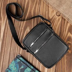 Saszetka męska skórzana torba męska na ramię czarna Abruzzo ABR-05. Czarne torby męskie na ramię bez wzorów, z nylonu, na ramię. Za 139.99 zł.