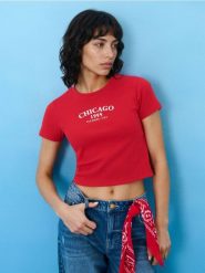 Prążkowana koszulka z napisem - czerwony. Czerwone t-shirty damskie Sinsay, l, bez wzorów, prążkowane, bez kołnierzyka. Za 19.99 zł.