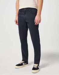 WRANGLER MĘSKIE SPODNIE JEANSOWE GREENSBORO DARK NAVY 112353072 W15Q018200. Niebieskie spodnie materiałowe męskie Wrangler, bez wzorów, z jeansu. W wyprzedaży za 154.99 zł.