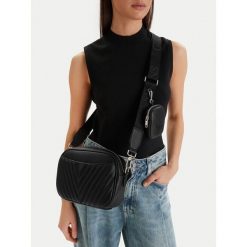 Torebka Guess Jeans. Czarne listonoszki damskie Guess Jeans, z aplikacjami, z jeansu, bez dodatków. Za 229.99 zł.