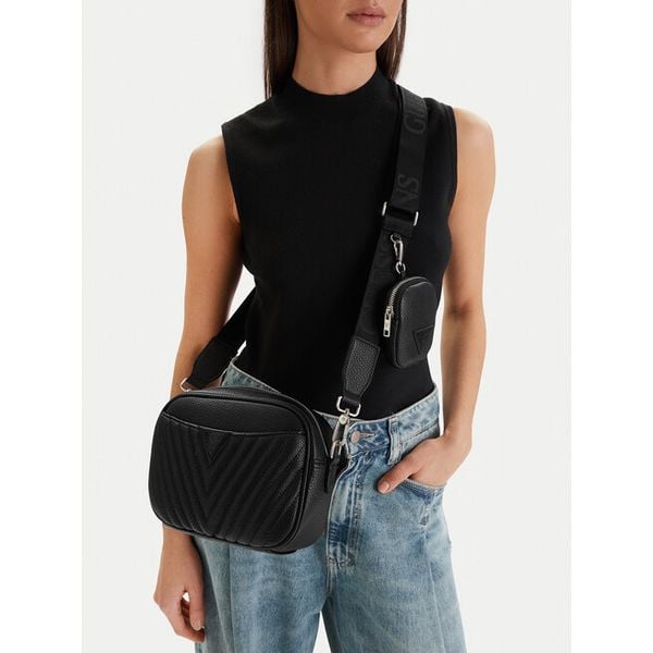 Torebka Guess Jeans. Czarne listonoszki damskie Guess Jeans, z aplikacjami, z jeansu, bez dodatków. Za 229.99 zł.