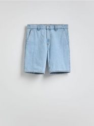 Szorty jeansowe slim fit - niebieski. Niebieskie szorty męskie Reserved, z denimu, bez kołnierzyka. W wyprzedaży za 89.99 zł.