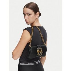 Torebka Just Cavalli. Czarne torebki wieczorowe Just Cavalli, bez wzorów, wizytowe, bez kołnierzyka, bez ramiączek. Za 759.99 zł.