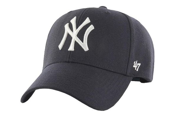 Czapka z daszkiem dla dorosłych 47 New York Yankees MVP Cap. Niebieskie czapki męskie 47 Brand, bez wzorów, z materiału. Za 99.99 zł.
