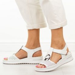 Białe skórzane sandały damskie Jezzi 9758. Białe sandały damskie Jezzi, z aplikacjami, z jeansu, bez obcasa, na platformie. Za 229.00 zł.