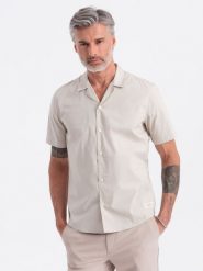 Męska koszula z krótkim rękawem i kubańskim kołnierzem - kremowa V7 OM-SHSS-0168 - XXL. Białe koszule męskie Ombre Clothing, na lato, l, bez wzorów, z bawełny, bez kołnierzyka, bez ramiączek. W wyprzedaży za 79.99 zł.