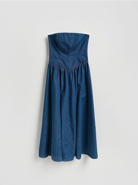 Jeansowa sukienka midi - niebieski. Niebieskie sukienki damskie Reserved, l, bez wzorów, z bawełny, bez kołnierzyka, bez ramiączek, midi, rozkloszowane. Za 179.99 zł.