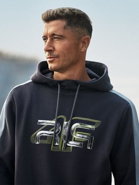 4F Bluza dresowa nierozpinana z kapturem męska 4F x Robert Lewandowski - szary S. Szare bluzy sportowe męskie 4f, bez wzorów, z dresówki, sportowe, bez kołnierzyka, bez ramiączek. Za 199.99 zł.