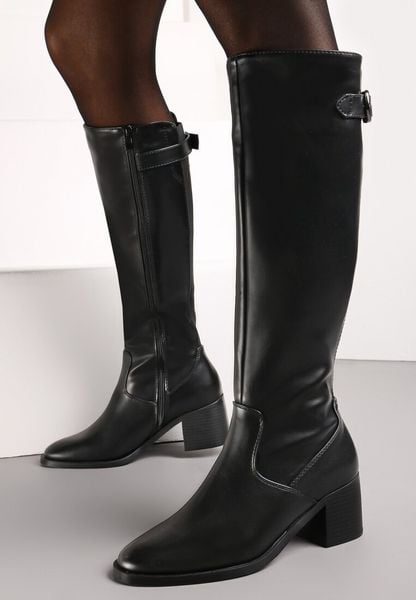 Czarne Kozaki Przed Kolano na Słupku z Ozdobnym Paskiem i Przeszyciami Celinna. Czarne kozaki damskie Renee, z dzianiny, przed kolano, bez obcasa, na obcasie. Za 129.99 zł.