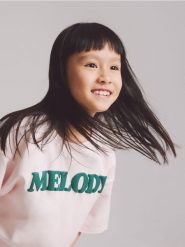 Luźny t-shirt z nadrukiem - pastelowy róż. Czerwone koszulki dziewczęce Reserved, bez wzorów, z bawełny, bez ramiączek. Za 25.99 zł.