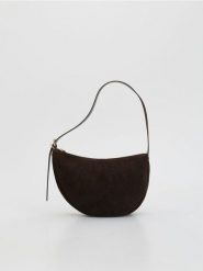 Torebka na ramię z imitacji zamszu - ciemnobrązowy. Brązowe torebki klasyczne damskie Reserved, bez wzorów, bez dodatków. Za 129.99 zł.