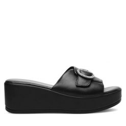 Klapki Lasocki. Czarne klapki damskie Lasocki, bez wzorów, bez obcasa. Za 159.99 zł.