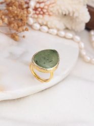 L'Atelier de Gaia Pozłacany pierścionek z prehnitem rozmiar: onesize. Szare pierścionki damskie L'Atelier de Gaia, z prehnitem, pozłacane. Za 91.56 zł.