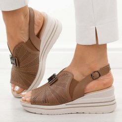 Brązowe skórzane sandały damskie na koturnie M.Daszyński 25144-4. Brązowe sandały damskie M.Daszyński, z aplikacjami, ze skóry, bez obcasa, na koturnie. Za 219.00 zł.