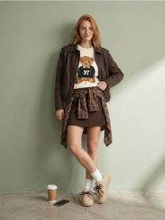 Dzianinowy sweter z motywem misia - kremowy. Białe swetry klasyczne damskie Sinsay, l, z dzianiny, bez kołnierzyka. Za 49.99 zł.