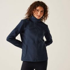 Damska kurtka softshell Ablaze z nadrukiem. Fioletowe kurtki damskie Regatta, na jesień, xs, bez wzorów, z softshellu, bez kaptura. Za 199.99 zł.