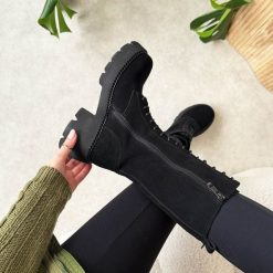 Czarne wysokie skórzane botki damskie na traperze T.Sokolski 197. Czarne trapery damskie Sokolski, z dzianiny, bez obcasa, na platformie. W wyprzedaży za 289.67 zł.