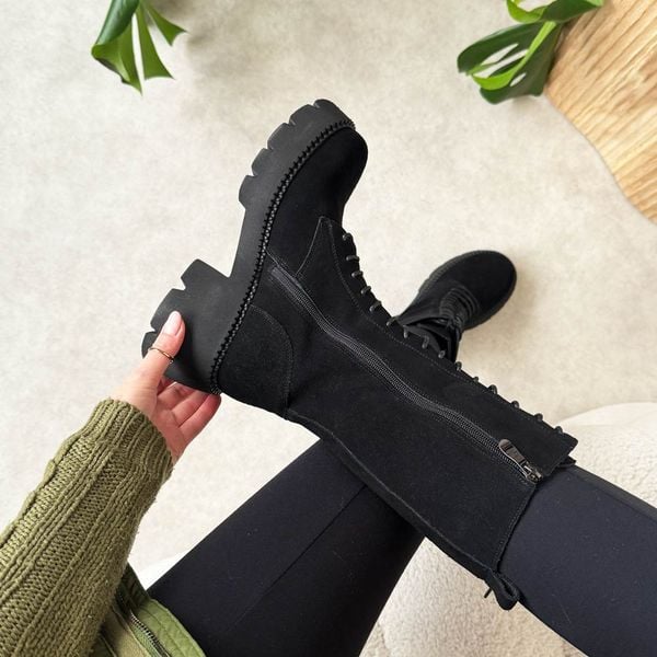 Czarne wysokie skórzane botki damskie na traperze T.Sokolski 197. Czarne trapery damskie Sokolski, z dzianiny, bez obcasa, na platformie. W wyprzedaży za 289.67 zł.