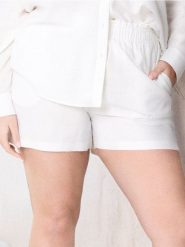 Szorty z wiskozą PLUS SIZE - kremowy. Białe szorty damskie Sinsay, bez wzorów, z materiału. W wyprzedaży za 29.99 zł.