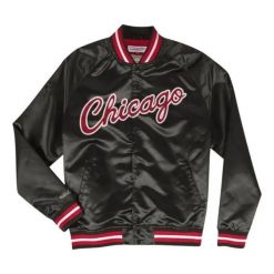 Lekka satynowa kurtka Chicago Bulls. Czarne kurtki treningowe męskie Mitchell & Ness, xl, bez wzorów, z satyny, do koszykówki. Za 542.50 zł.