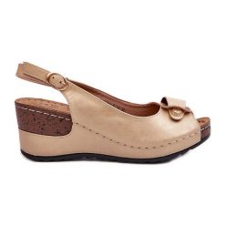 Damskie Lekkie Sandały Na Koturnie Comfort Shoes Beżowe Efravia beżowy. Brązowe sandały damskie bez wzorów, ze skóry, bez obcasa, na koturnie. Za 158.54 zł.