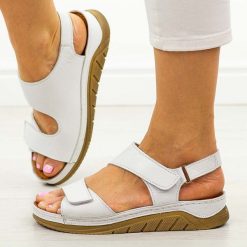 Białe skórzane sandały damskie T.Sokolski 196. Białe sandały damskie Sokolski, bez wzorów, ze skóry, bez obcasa, na płaskiej podeszwie. Za 239.00 zł.