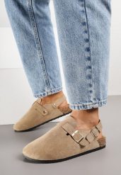 Ciemnobeżowe Sandały w Stylu Chodaków Ozdobione Klamrami Qyrraya. Brązowe sandały damskie Born2be, bez wzorów, z jeansu, bez obcasa, na płaskiej podeszwie. Za 69.99 zł.