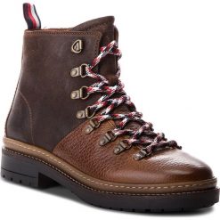 Kozaki TOMMY HILFIGER - Elevated Outdoor Hik FM0FM01911 Cognac 606. Brązowe buty zimowe męskie Tommy Hilfiger, z materiału, bez zapięcia. W wyprzedaży za 439.00 zł.